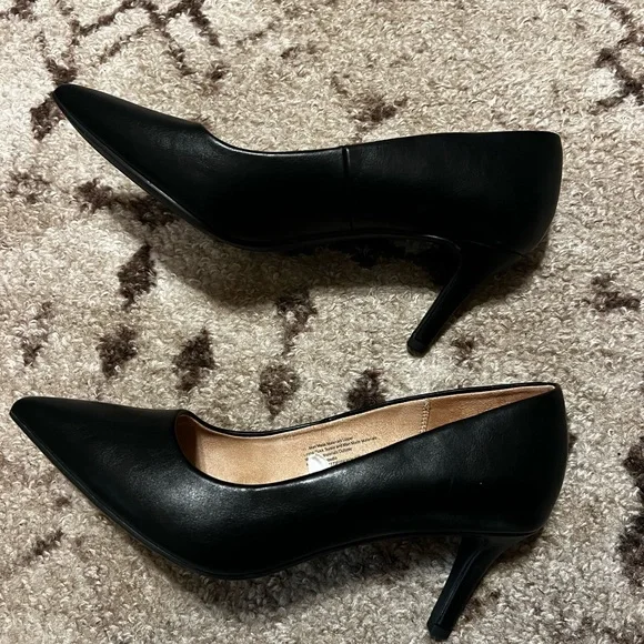 Classic Black Pointed-Toe Women's Pumps - Picture 2 of 3